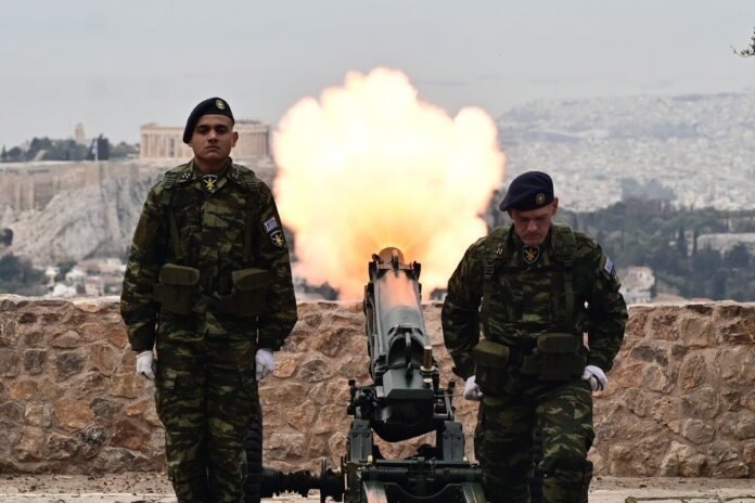 25η Μαρτίου: Οι εορτασμοί ξεκίνησαν με 21 κανονιοβολισμούς από τον Λυκαβηττό