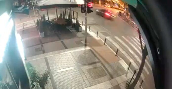 Η 38χρονη γυναίκα, η οποία οδηγούσε υπό την επήρεια αλκοόλ και χωρίς άδεια οδήγησης, αντιμετώπισε ποινική δίωξη μετά τη σύγκρουση του αυτοκινήτου της με ένα αγροτικό όχημα