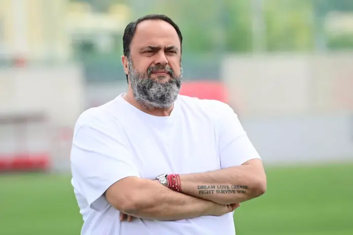Ο Βαγγέλης Μαρινάκης ενημερωνόταν για τα γκολ του Ολυμπιακού κατά τη διάρκεια της παρέλασης στη Νέα Υόρκη