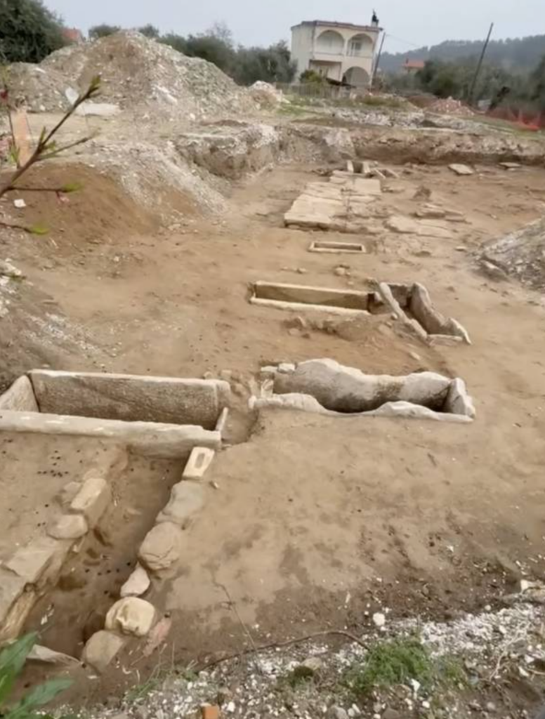 Στη Θάσο: Πήγαν να χτίσουν και ανακάλυψαν τάφους του 4ου αιώνα π.Χ.
