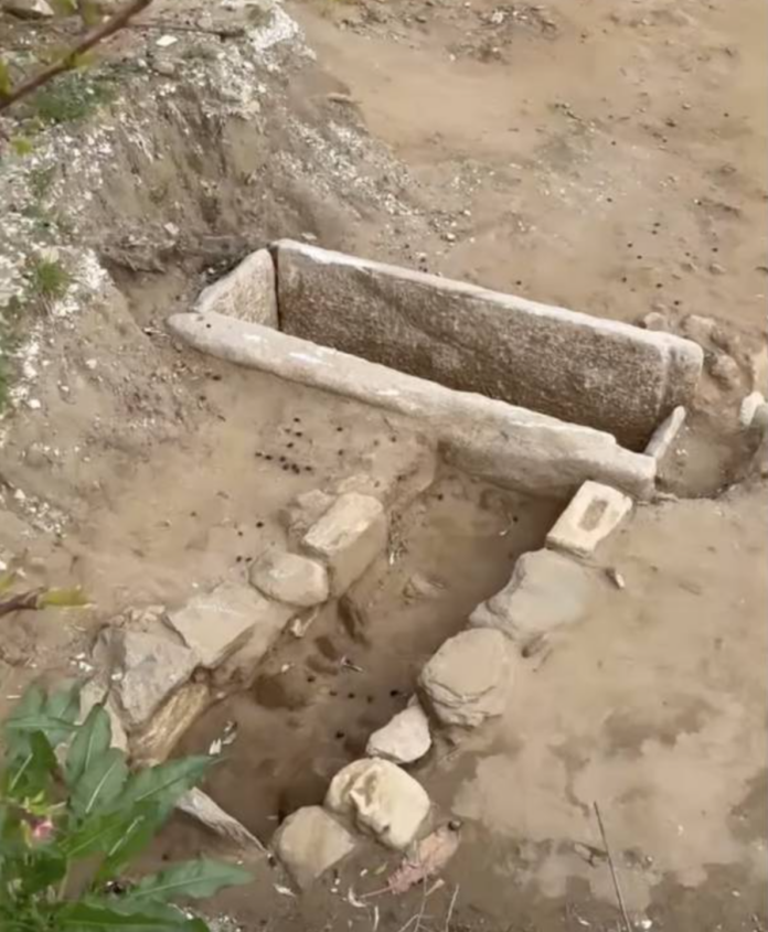 Στη Θάσο: Πήγαν να χτίσουν και ανακάλυψαν τάφους του 4ου αιώνα π.Χ.