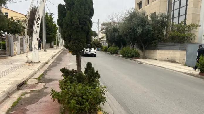 Απρόσκοπτη ορατότητα σε κίνδυνο: Κυπαρίσσια δημιουργούν επικίνδυνα σημεία σε κεντρικό δρόμο του Μαρούσι