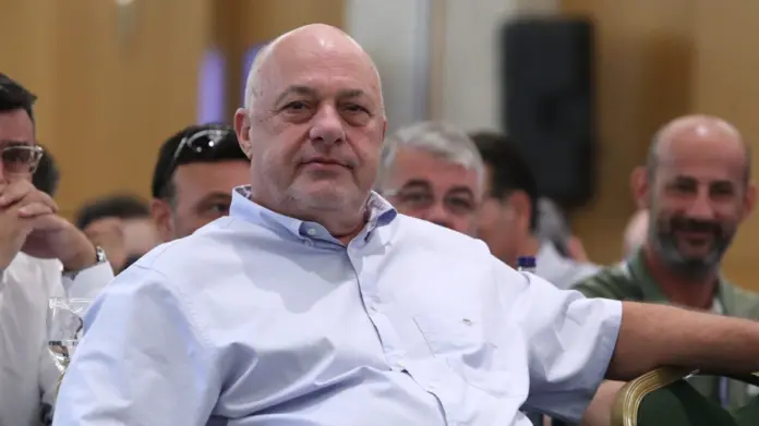 Ο Μπέος υποστηρίζει ανοιχτά τον Τραμπ – Αποκαλύπτει τηλεφωνική συζήτηση με τον Κούγια πριν τον θάνατό του και μιλά για τη ζωή στη φυλακή