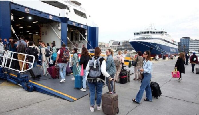 Η αποφυγή αυξήσεων στα ακτοπλοϊκά εισιτήρια: Ένας «Γόρδιος δεσμός» για την κυβέρνηση