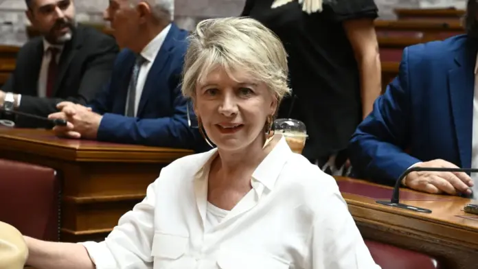 Αντίδραση της Έλενας Ακρίτα για τον μαθητή που εγκατέλειψε το αμαξίδιο κατά την παρέλαση – Η απάντηση της καθηγήτριας