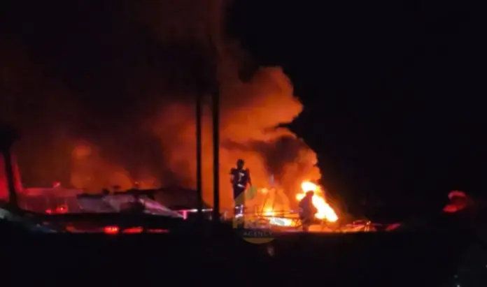 Φωτιά στη Βάρη: Τρία σκάφη κάηκαν ολοσχερώς – Δείτε το επεισόδιο σε βίντεο