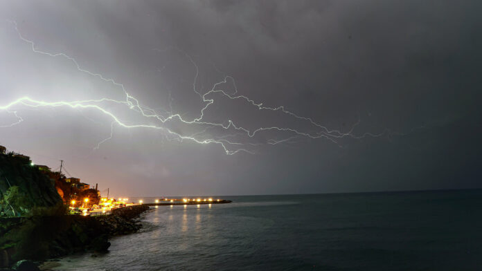 Χειμωνιάτικες συνθήκες για 24 ώρες ακόμα - Απαγορεύεται η αναχώρηση πλοίων από Πειραιά, Ραφήνα και Λαύριο