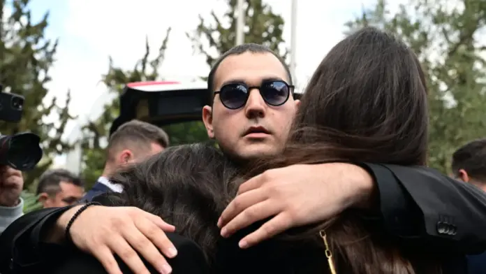 Ο Χρίστος Κούγιας μοιράζεται οικογενειακές στιγμές από το γραφείο του πατέρα του