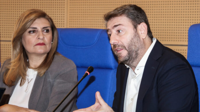 Ένταση στο ΠΑΣΟΚ μετά τα δημοσκοπήματα: Ανδρουλάκης και Λιακούλη ανταλλάσσουν σκληρούς λόγους – «Είμαι βουλευτής, όχι η κυρία σου»