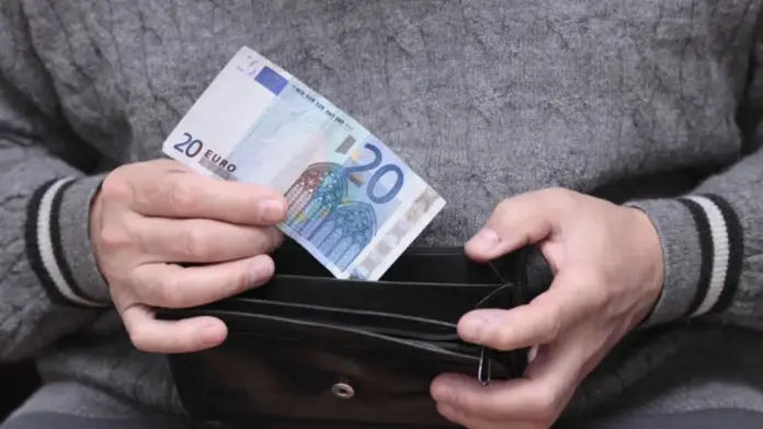Εντάσεις για τα ειδικά μισθολόγια: Αγανάκτηση από το Μαξίμου για δηλώσεις υπουργών και υπόσχεση για νέες αυξήσεις μετά τη ΔΕΘ