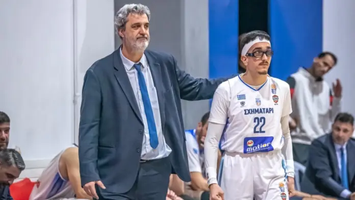 Συγκινητική στιγμή για τον Παναγιώτη Τζαβέλλα: Νεαρός αθλητής με αναπηρία λατρεύτηκε στο γήπεδο του Ερμή Σχηματαρίου - Μέγαρα