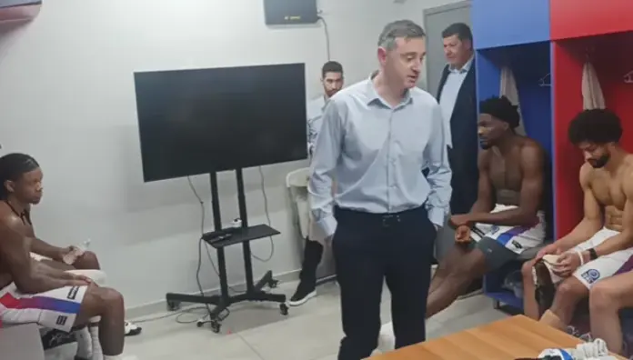 Οι παίκτες του Πανιωνίου γιορτάζουν με τον Τσαλδάρη μετά την επικράτηση επί του Άρη