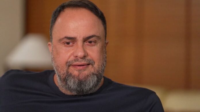 Ο Βαγγέλης Μαρινάκης μίλησε για την απόφασή του να αποκτήσει την ΠΑΕ Ολυμπιακός το καλοκαίρι του 2010, σε ένα ντοκιμαντέρ του MEGA που γυρίστηκε για τα 100 χρόνια της ιστορίας της ομάδας. “Οι σημαντικές και κρίσιμες αποφάσεις δεν χρειάζονται πολλή σκέψη, γιατί αν αρχίσεις να τις αναλύεις, ίσως να μην τις πάρεις ποτέ. Για τον Ολυμπιακό, δεν χρειάστηκε να σκεφτώ πολύ. Υπήρχε ανάγκη για έναν άνθρωπο που να αγαπάει τον σύλλογο και να μπορεί να ανταπεξέλθει στις απαιτήσεις της προεδρίας. Ήταν μια δύσκολη περίοδος, καθώς το 2010 η Ελλάδα βρισκόταν στο επίκεντρο μιας μεγάλης οικονομικής κρίσης. Ο κ. Κόκκαλης είχε δώσει πολλά χρόνια στον Ολυμπιακό και είχε προσφέρει σημαντικές υπηρεσίες. Όμως, το ζήτημα της διαδοχής είναι πάντα δύσκολο. Ακόμα κι αν έχεις πετύχει πολλά, οι φίλαθλοι θεωρούν ότι είναι υποχρέωσή σου να διασφαλίσεις ότι η ομάδα θα συνεχίσει να πετυχαίνει και να μην καταρρέει. Τότε, είδα ότι δεν υπήρχαν πολλοί που να ήταν πρόθυμοι όχι μόνο να επενδύσουν χρήματα, αλλά και να αναλάβουν την ευθύνη. Είναι μια τεράστια ευθύνη, και χωρίς να το σκεφτώ πολύ, αποφάσισα να την αναλάβω. Δεν ήταν εύκολο. Ήταν μια περίοδος που ο Παναθηναϊκός, χάρη στην πολυμετοχικότητα, είχε εισάγει νέους επενδυτές, είχε ξοδέψει μεγάλα ποσά, είχε κατακτήσει το νταμπλ και είχε κάνει διάφορες κινήσεις για να δημιουργήσει έναν ισχυρό Παναθηναϊκό, με στόχο την επιστροφή της αυτοκρατορίας, όπως έλεγαν. Και κάπου εκεί, σε πολύ σύντομο χρονικό διάστημα, τους διέλυσα τα σχέδια.”