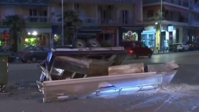 Ένα σοβαρό τροχαίο ατύχημα συνέβη τα ξημερώματα στη Θεσσαλονίκη, με αποτέλεσμα μια 30χρονη γυναίκα να τραυματιστεί. Το περιστατικό έλαβε χώρα λίγο πριν τις 4:30 π.μ. στην οδό Μπότσαρη, όπου ένα επιβατικό αυτοκίνητο, στο οποίο επέβαιναν δύο γυναίκες αλλοδαπής καταγωγής, συγκρούστηκε με ένα αγροτικό όχημα.