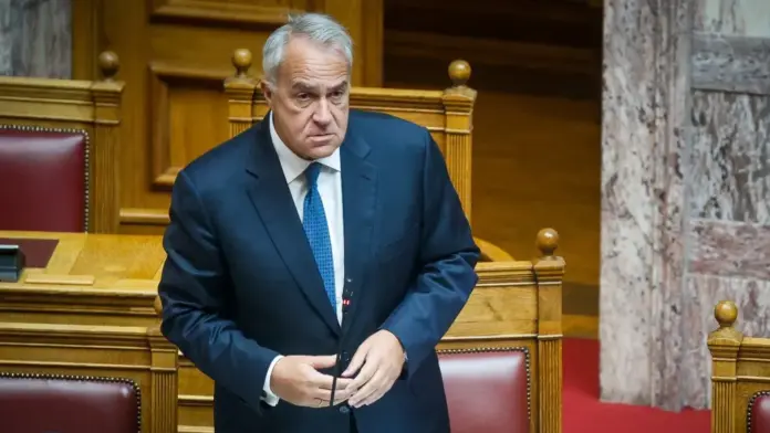 Βορίδης αποσύρει τις παράτασεις για την έκδοση αδειών διαμονής σε μετανάστες