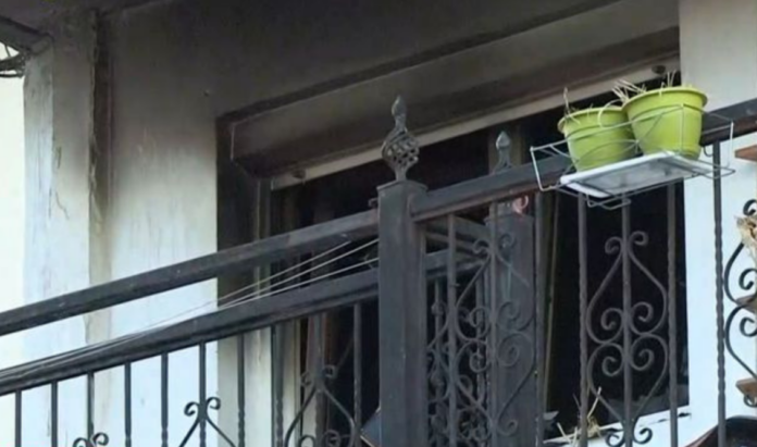 Δύο αδέλφια 12 και 14 ετών υπέστησαν εγκαύματα από φωτιά στο σπίτι τους στην Πολίχνη Δύο αδέλφια 12 και 14 ετών υπέστησαν εγκαύματα από φωτιά στο σπίτι τους στην Πολίχνη
