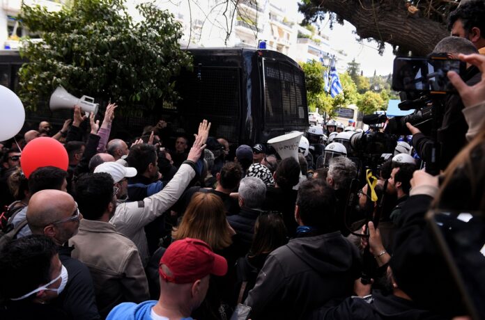 Εκπαιδευτικοί σε πορεία – Επεισόδια και χημικά στην Ηρώδου Αττικού