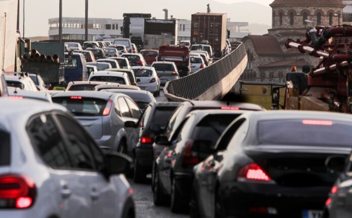 Εντατικό κυκλοφοριακό χάος στην Κηφισίας λόγω φλεγόμενου οχήματος