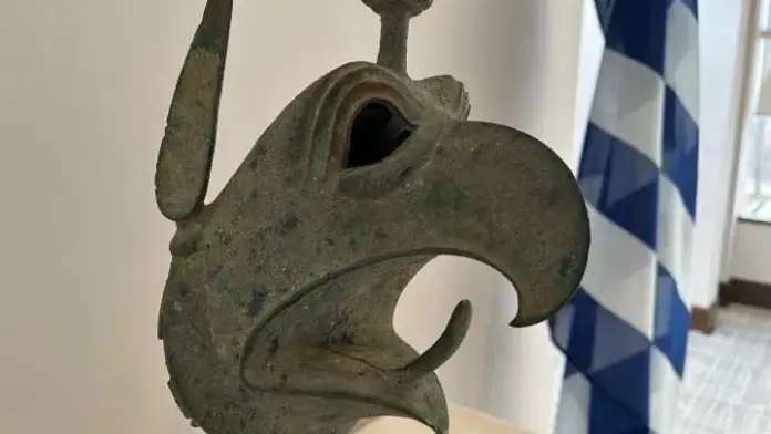 Η χάλκινη κεφαλή του γρύπα επέστρεψε στην Αρχαία Ολυμπία και εκτίθεται στο μουσείο