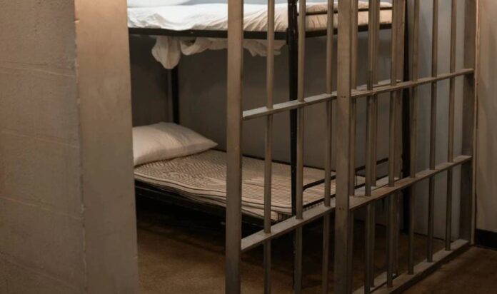 Βίντεο: Κρατούμενος επιτίθεται από πίσω σε φρουρό των φυλακών Αλικαρνασσού - Τον χτύπησε με σουβλί