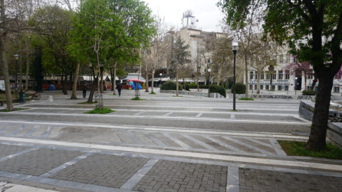 Μεθυσμένος άνδρας γδύθηκε στη μέση της πλατείας στη Λάρισα το μεσημέρι