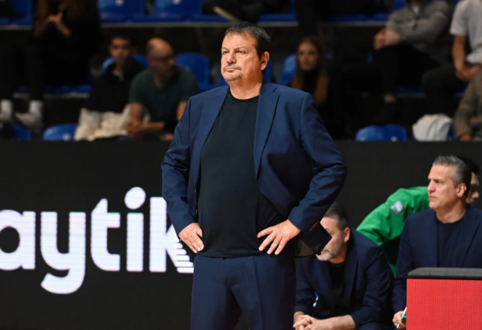 Ο Αταμάν μιλάει στους παίκτες μετά τη νίκη επί της Μακάμπι