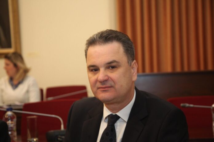 Ο πρώην υπουργός Σωκράτης Ξυνίδης αποχωρεί από το ΠΑΣΟΚ