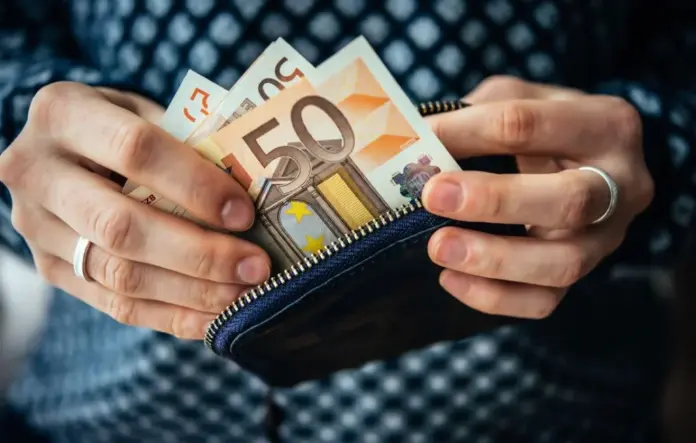 Οικονομική ενίσχυση για εργαζόμενους: Αναλυτικά τα νέα ποσά του κατώτατου μισθού και των επιδομάτων