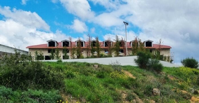 Παράνομο ξενοδοχείο ανεγέρθηκε κοντά στην ιστορική ταβέρνα «Λεωνίδας» στο Τατόι – Τα ευρήματα των ελεγκτών