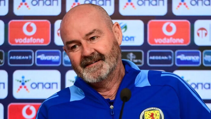 Κλαρκ για τη νίκη απέναντι στην Ελλάδα: «Η πρόκριση παραμένει ανοιχτή, ικανοποιημένος με τις αποφάσεις του VAR»