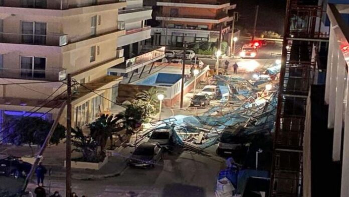 Σύλληψη μηχανικού και εργολάβου μετά την κατάρρευση σκαλωσιάς στη Ρόδο που προκάλεσε ζημιές σε 20 οχήματα