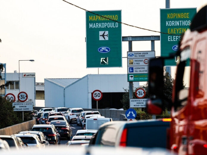Τέσσερα αυτοκίνητα συγκρούστηκαν στην Αττική Οδό κοντά στην έξοδο Πεντέλης, καθυστερήσεις 45 λεπτών στην κατεύθυνση Ελευσίνα