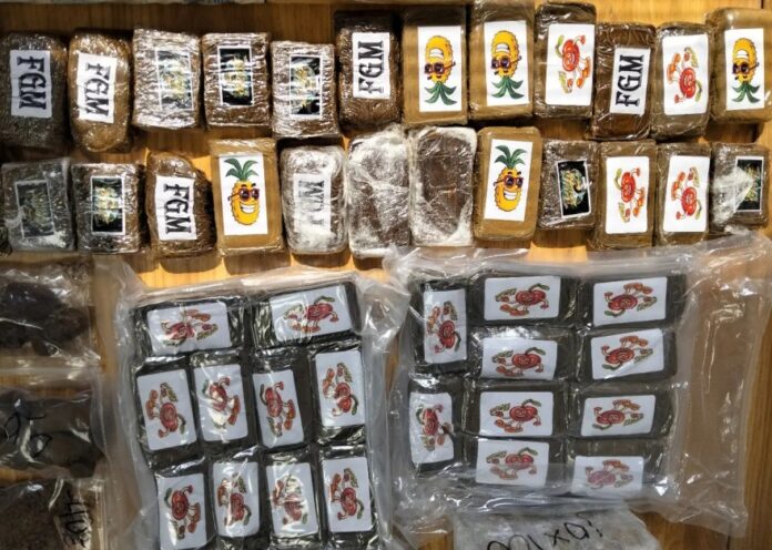 Τρία άτομα από εύπορες οικογένειες, μεταξύ των οποίων και γιος γνωστού γιατρού, διέθεταν ναρκωτικά σε συσκευασίες χυμών στη Γλυφάδα