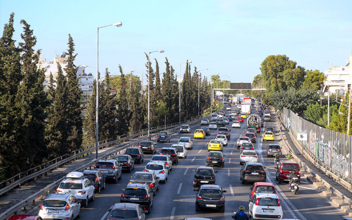 Τροχαίο ατύχημα στη Λεωφόρο Κηφισού - Κίνηση μπλοκαρίστηκε κοντά στην Ιερά Οδό