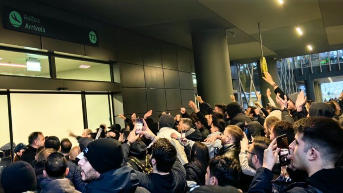 Εκατοντάδες οπαδοί του ΠΑΟΚ δημιούργησαν ατμόσφαιρα θριάμβου στο αεροδρόμιο για την ιστορική πρόκριση