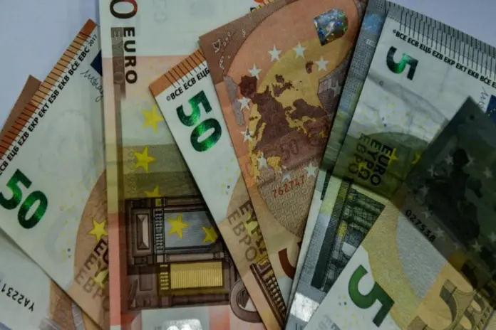Ο νέος κατώτατος μισθός ισχύει από σήμερα – Οι λεπτομέρειες και οι επιπτώσεις για τους εργαζόμενους