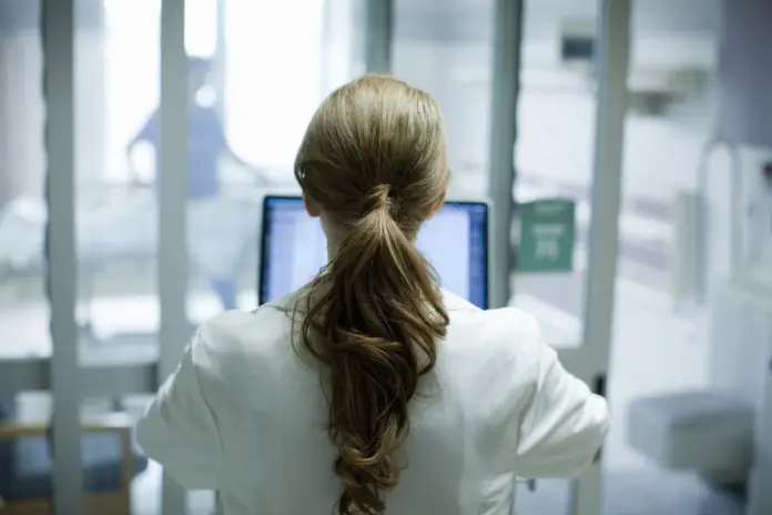 Η μαζική φυγή των γιατρών από την Ελλάδα: Τρεις ειδικοί εξηγούν τους λόγους της αργής επιστροφής τους